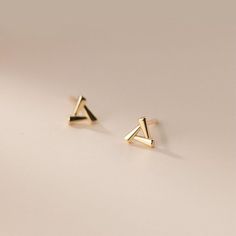 Gold Earrings Tops Designs For Daily Use, Small Earrings Design, Home Made Earrings Ideas, Tops Earrings Gold, Small Gold Earrings Designs, Earings Design Modern, Gold Earrings Designs For Daily Use, Simple Earrings Gold