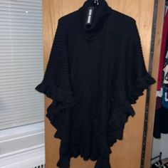 Steve Madden Black Poncho One Size Fits Most With Pockets Chic Oversized Black Cape, Chic Black Oversized Cape, Oversized Black Chic Poncho, Black Oversized Chic Poncho, Chic Black Cape Poncho, Black Batwing Sleeve Cape For Fall, Oversized Black Winter Cape, Black Poncho With Batwing Sleeve, Black Poncho With Batwing Sleeve One Size