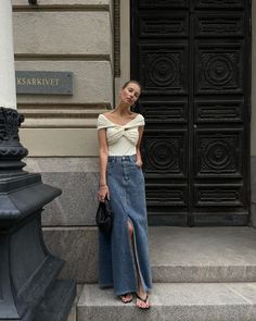 "Casual and Chic: Denim Skirt Looks You'll Love" Nighttime Outfits, Chunky Oversized Sweater, Jean Skirts, Emmanuelle Alt, Midi Jeans, High Waisted Denim Skirt, Midi Skirt Outfit