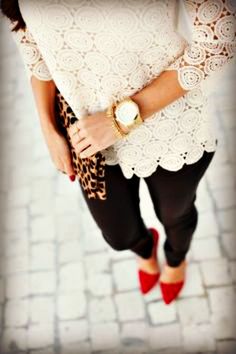 Lace top, black skinnies and red flats with clutch Outfit Essentials, Mode Tips, Bohol, White Lace Top, Red Heels, Elegant Chic, Red Shoes