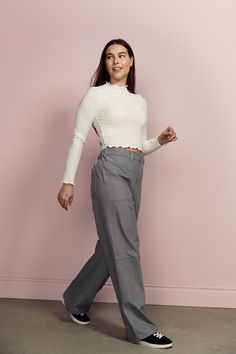 Vous allez adorer le pantalon cargo, féminin, confortable et décontracté. Sa coupe ample vous offre une liberté de mouvement tout en gardant un look tendance. Idéal pour vos aventures en ville ou pour une tenue décontractée, ce pantalon est un must-have pour la saison! Pantalon cargo jambe droite légèrement ample Élastique au dos pour plus de confort 2 poches au devant, 2 poches au derrière et 2 grandes poches au niveau des mollets Fit régulier. Nous vous conseillons de choisir votre taille habi Chic Straight Cargo Pants With Side Pockets, Fitted Wide Leg Pants With Cargo Pockets, Chic Straight Cargo Parachute Pants, Chic Cargo Style Straight Parachute Pants, Chic Straight Cargo Pants With Pockets, Spring High-waisted Cargo Jeans For Work, Chic Straight Parachute Pants With Cargo Pockets, Versatile Straight Cargo Pants For Spring, Spring Cargo Pants With Elastic Waistband And Straight Leg