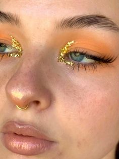 Gold Flakes In Hair, Gold Flake Eye Makeup, Gold Eyeliner Makeup Looks, Makeup With Gold Flakes, Gold Flakes Makeup Looks, Glitter Flakes Makeup, Gold Rhinestone Makeup, Gold Flakes Makeup