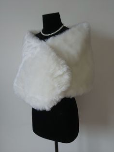 a white fur stole on a mannequin head