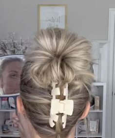 Hi all! My name is Mandy Sims and I am new to Upstyle. I love sharing simple hair style hacks, makeup hacks and beauty tips. Today I am sharing an amazing easy to replicate hair updo.For this you’ll need the following: 1 claw clip 3 small rubber bands 1 medium/large rubber band Before we get started, be sure to follow me on my other social media pages!Follow me on Instagram @mandysimsFollow me on TikTok @mandy.sims Step one:Section off a small section of hair at the bottom and… Work Updo, Hacks Makeup, Style Hacks, Hairstyles For Layered Hair, Simple Hair, Hair Tips Video, Clip Hairstyles, Flat Hair