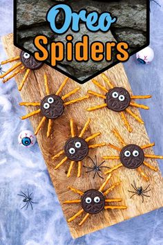 Oreo spiders on a wooden board with a text overlay title. Spider Oreos, Spider Cookies Halloween, Halloween Cookie Ideas, Oreo Spiders, Aesthetic Spider, Spider Insect, Cookies Aesthetic, Easy Halloween Cookies