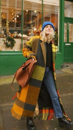 Simpul Dasi, Street Styl, Walking Down The Street, Mode Hippie, Plaid Coat, Weekend Outfit, Mode Inspo, 가을 패션