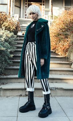 Oversized Fur Coat, Green Faux Fur Coat, Neue Outfits, Androgynous Fashion, High Waisted Mom Jeans, Looks Style, Character Outfits, Mode Inspiration, Faux Fur Coat