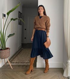 Olive Maxi Skirt Outfit, Midi Skirts With Boots, Retro Business Outfit, Bohemian Work Outfit, Women Street Style, Look Boho Chic, Stylish Work Outfits, Street Style Chic, Autumn Outfit