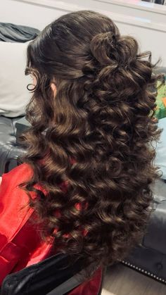 Quinceañera hairstyle! Quince Hairstyles Bangs, Wavy Quinceanera Hairstyles, Quince Hairstyles Without Crown, Quince Hair Front View, Half Up Half Down Sweet 16 Hair, Quince Hair Straight, Quinceañera Hairstyles For Short Hair, Fifteen Hairstyles, Quince Hair Looks