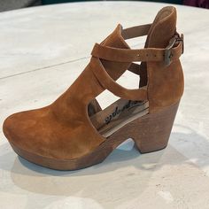 Free People Cedar Clog Free People Clogs, White Clogs, Suede Clogs, Clogs And Mules, Free People Shoes, Platform Clogs, Brown Booties, Croc Leather, Point Shoes