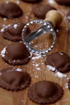 How to Make Chocolate Ravioli: Chocolate Ravioli. These are filled with mascarpone and vanilla, but chocolate ganache with different flavors would be good as well. Chocolate Ravioli, Ravioli Recipes, Noodle Machine, Making Pasta, Pasta Maker, Think Food, Eat Dessert First, Italian Desserts