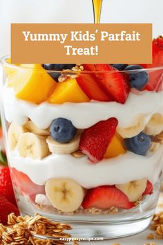 Layered fruit and yogurt parfait with bananas, strawberries, blueberries, and granola in a glass. Easy Parfait Recipes, Fruit Yogurt Parfait, Easy Parfait, School Cookies Recipe, Fruit And Yogurt, Parfait Recipe, Easy Zucchini Recipes