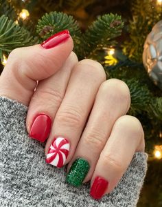 Christmas Gel Manicure Ideas, Christmas Nails Color Street, Dip Nail Christmas Ideas, Color Street Holiday Nails, Christmas Color Nails Dip, Christmas Nails No Design, Christmas Nail Colors Dip Powder, Easy Christmas Nails Simple Short Nails, Christmas Gel Nails Short Square