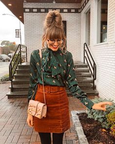 Rainy Day Dress Outfit, Rainy Day Outfit For Work, Rainy Day Fashion, Lavender Sweater, Winter Skirt Outfit, Rock Outfit, Brown Skirt, Sweater Outfit, Sweater Oversized