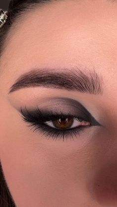 Halloween Black Makeup Looks, Simple Black And Silver Makeup, Black Simple Makeup Looks, Makeup For Black Clothes, Black Make Up Eyes, Elegant Black Makeup, Black Make Up Look, Black Party Makeup, Black Swan Eye Makeup