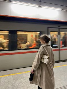 Train Trip Aesthetic, Coach Bag Aesthetic, Coach Tabby Bag, Vienna Girls, Subway Aesthetic, Aesthetic Train, Trenchcoat Outfit, Metro Pictures, Trip Aesthetic