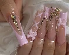 Pink Nails With Initials, Pink Glam Nails, Flower Quince, Nail Freestyle, Xv Nails, Nail Designs Bling, Latina Nails, Acrylic Toe Nails