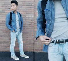 Button down chambray shirt over a heather gray t-shirt. School Outfits Modest, Outfits For Class College, Outfits Black Men, Outfits For Men Casual, Back To School Outfits Black, Men Casual Style, College Outfits Men, Outfits With Air Force Ones, Outfits With Jordan 1s Fashion Styles