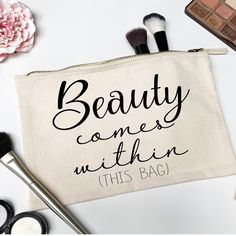 Makeup Bag Display Market, Free Svg For Makeup Bag, Cricut Makeup Bag Ideas, Makeup Bag Svg, Cricut Bags, Bag Sayings, Funny Makeup Bag, Makeup Pouches, Canvas Bag Design