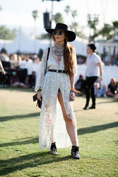 Best Coachella Street Style 2017 - Festival Style From Coachella Coachella Ootd, Mode Coachella, Moda Coachella, Best Coachella Outfits, Cochella Outfits, Boho Coachella, Boho Festival Outfit, Coachella Outfits, Coachella Looks