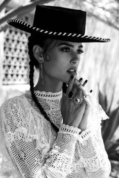 Foto Cowgirl, Bohemian Diesel, Look Boho Chic, Spanish Fashion, Western Chic, Black White Photos, Mode Vintage, Mermaid Dresses, Black And White Photography