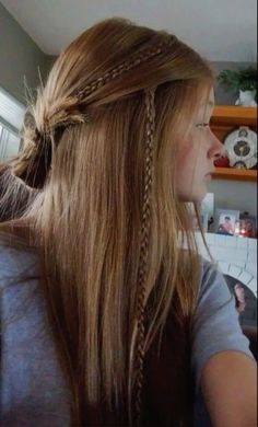 Winter Jam Concert Outfits, Long Hair With Small Braids, Southern Hairstyles Country, Mini Braids In Hair, Easy Hairstyles Pictures, Hairstyles With Small Braids, Medium Braid Hairstyles, Livestock Show Hairstyles, Hair Styles That Cover Ears