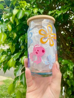 Crystal cup decorated with vinyl Summer Tip Jar Ideas, Crichton Cup Ideas, Painted Jars Ideas Diy Projects, Glass Painting Jars Ideas, Painted Cups Diy, Glass Cup Cricut, Custom Glass Cup Ideas, Cricket Ideas Projects, Painted Glass Cups Diy