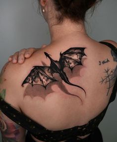 dragon tattoo Dragon Back Tattoo, Dragon Tattoo Shoulder, Symmetrical Tattoo, Shadow Tattoo, Bookish Tattoos, Scary Tattoos, Tatuaje A Color, Tattoo Style Drawings