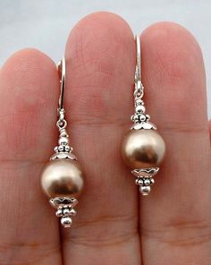 Brown Sea, Earring Ideas, Old Lady, Earrings Inspiration, Drop Dangle Earrings, Bijoux Diy, Pearl Size