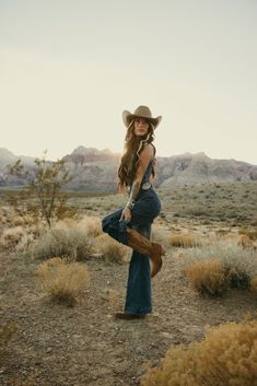 She’s got that cowgirl spirit, loaded up with handcrafted Turquoise jewelry. Kiersten and Yesenia Bailey Photography create magic for us here at Turquoise Tuesday taking our handcrafted Turquoise rings, necklaces and bracelets to Las Vegas for this cowgirl aesthetic shoot.‌ #cowgirl #lasvegas  #turquoise #turquoisejewelry #turquoiserings #turquoisenecklace #handcraftedjewelry #CowgirlStyle #MontanaMoments #TurquoiseLove #WesternGlam #ArtisanJewels #CowgirlChic #cowgirlaesthetic Western Outfits Turquoise, Country Western Jewelry, Cowgirl Outfits Aesthetic, Western Photoshoot Ideas, Rodeo Fits, Traje Cowgirl, Western Photo Shoots, 818 Tequila, Heel Cowboy Boots