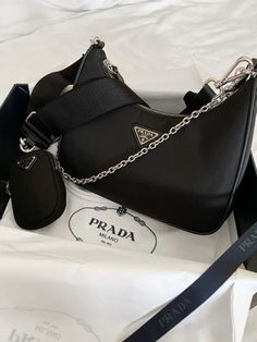 Black Prada Bag Outfit, Prada Black Bag, Black Hand Bag, Prada Purse, Prada Re Edition 2005, Side Bags For Women, Trending Handbags, Prada Purses, Tas Bahu