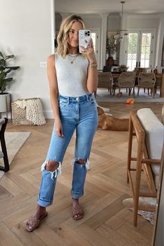 Linen Top And Jeans Outfit, 30 Year Old Fashion Women Spring, Receptionist Outfit Summer, Single Mom Apartment Small Spaces, Casual Jean Outfits Summer, Teacher Shorts Outfit, Summer Outfit Midsize, Easy Casual Outfits