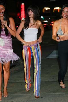 Wide Leg Jeans With Sneakers, Emrata Street Style, Jeans With Sneakers, Night In New York, Dress Rental, Mode Inspo, How To Pose, Fashion Killa, Night In