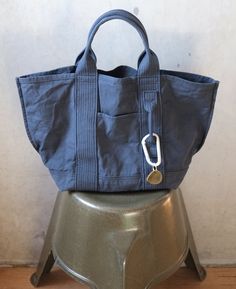 OUR FLAGSHIP TOTE BAG, CANVAS, WASHABLE, TOUGH"BALLOOON!-45 / バルーン-45" 2023年、BALLOOON!シリーズが新しくなりました。全てを11号キャンバスで製作して軽くました。 口巾45cmの普段使いにちょうどいいサイズ。 サイズ : 口幅46cm×高さ28cm、底27cm×18cm、外ポケット幅11cm×高さ15cm、内1ポケット幅11cm×高さ17cm、内2ポケット幅12cm×高さ17cm ハンドル： ショート35cm / ミドル45cm / ロング55cm 重さ：約422g（ショートハンドル）ポケット：外1個＆内3個24,000円＋TAX ＊受注生産商品：納期約2週間～（画面下部に現在のおおよその納期が載っています）JETMINMINの商品はご注文を受けてから、JETMINMIN自身が製作していますので、納品までに時間がかかります。ご希望の納期がある場合はご注文の前にお問い合わせください。 ＊サイズや重さは多少誤差があります。 ＊女性モデルMINMIN身長153cm Designed & Handcrafted Crochet Butterfly, The Vivienne, Japanese Cotton, Eco Bag, Bag Canvas, Tote Bag Design, Diy Bag, Easy Crochet, Canvas Bag