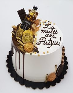 a birthday cake decorated with cookies and liquor on the top that says it's muliti de pizzu