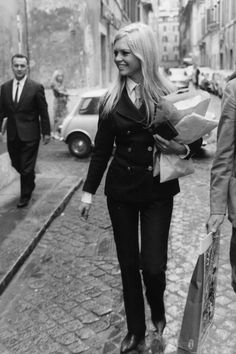 Brigitte Bardot in Rome Jean Shrimpton, Bridget Bardot, Lauren Hutton, Walking Down The Street, Claudia Cardinale, French Girl Style, French Actress, French Chic, Roaring Twenties