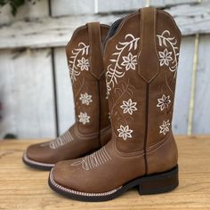 The price already INCLUDES taxes and shipping to anywhere in the United States.
This is the Ana style women's western boot, dressed in a brown color. The embroidery on the shaft subtly plays with the contrast on the brown background, providing a discreet distinction. Made of Crazy leather for a unique texture, and complemented by a rubber sole, leather upper and lining, it offers durability and comfort. Craftsmanship from León, Mexico, this boot combines quality and classic western design.
If yo Boots Vaqueras, Mexican Boots For Women, Mexican Botas, Boots For Women Cowboy, Mexican Boots, Womens Cowboy Boots, Brown Western Boots, Botas Western, Country Boots