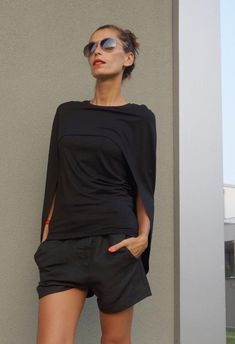 NEW Black Viscose Cape Top / Black Loose Blouse/ Tunic Top / | Etsy Casual Chique Stijl, Cape Top, Cape Tops, Black Tunic Tops, Cooler Look, Tunic Tank Tops, Black Tunic, Black Vest, Loose Blouse