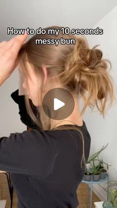 Messy Hair Bun Tutorial, Low Messy Buns, Quick Hairstyles For School, Cute Messy Buns, Sanggul Modern, Messy Hair Bun, Easy Messy Bun, Bun Tutorials, Messy Bun Tutorial