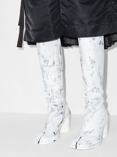 Maison Margiela Tabi 80mm knee-high Boots - Farfetch Winter Dress Shoes, Margiela Boots, White Graffiti, Tabi Boots, Maison Margiela Tabi, Margiela Tabi, Knee Length Boots, Leather Block Heels, Curator Style