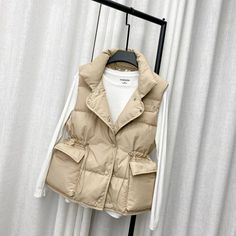 Brand Name: FTLZZClothing Length: ShortFilling: White duck downOrigin: CN(Origin)Hooded: NoSeason: WinterDown Content: 90%Down Weight: 250g-300gGender: WOMENPattern Type: SolidModel Number: LZZ210720AWeight: 0.8kgStyle: CasualDecoration: ButtonDecoration: PocketsDecoration: PleatedAge: Ages 18-35 Years OldClosure Type: Double BreastedSleeve Length(cm): FullMaterial: PolyesterRelease Date: FW2021Thickness: Thick （Winter)Fabric Type: Memory FabricDetachable Part: NONEType: High Waist Light Down, Short Vest, White Duck, White Ducks, Down Vest, Duck Down, Down Coat, Jacket Women, Black Shorts