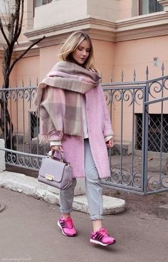 Pink Coat Outfit, Mode Pastel, Winter Mode Outfits, Iranian Women Fashion, Pink Coat, Pinterest Fashion, Coat Outfits, Pink Shoes