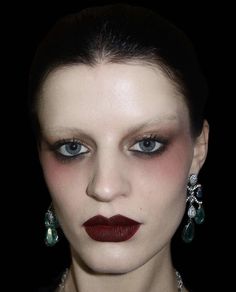 Red Eye Make Up Look, Make Up Looks Brown Eyes, Vampy Makeup Looks, Brown Eye Makeup Looks, 90s Vampy Makeup, Uncanny Valley Makeup, Ruined Makeup, New Wave Makeup, Cool Eye Makeup