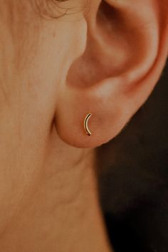 These cute Tiny Arc Stud earrings are perfect accent earrings. Each stud is comfortable and perfect for everyday wear. Measuring approximately 5mm. Crafted in Solid 14k Gold or Rose Gold for the stunning, minimal earring!Choose a SINGLE EARRING or a PAIR. These studs have a classic ear nut backing. Every piece is organic and unique — no two Hannah Naomi pieces are exactly alike.Hand-crafted to order in our Portland, OR studio. Unique Small Earrings, Flat Back Earrings Silver, Accent Earrings, Lobe Piercings, Dainty Gold Earrings, Minimalist Earrings Studs, Flat Back Earrings, Minimal Earrings, Lobe Piercing