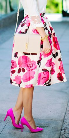 Rose swing skirt Pink Floral Skirt, Afrikaanse Mode, Looks Street Style, Outfit Trends, Pink Shoes, Mode Inspiration, Rock Style, Look Chic, Casual Outfit