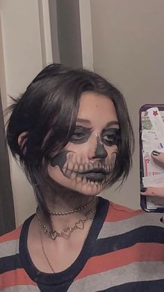 Skeloten Face Makeup, Skeleton Jaw Makeup, Tate Skull Makeup Easy, Tate Langdon Skull Makeup Easy, Cute Skeleton Face Paint, Halloween Costumes Women Skeleton, Sketelon Makeup, Skeleton Make Up Look