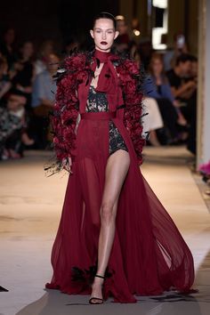 Zuhair Murad - Fall 2023 Couture https://www.vogue.com/fashion-shows/fall-2023-couture/zuhair-murad/slideshow/collection#27 Fall 2023 Couture, 2020s Fashion, Zuhair Murad Dresses, Zuhair Murad Haute Couture, 2023 Couture, Runway Fashion Couture, Fashion Forecasting, Spring Couture, Runway Dresses