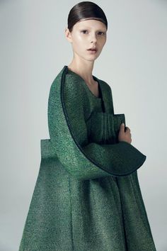 Exercice de Style — matilda norberg Contemporary Knitwear, Sculptural Fashion, Mario Sorrenti, Swedish Fashion, Annie Leibovitz, Couture Mode, Futuristic Fashion, Innovative Fashion, Pretty Green