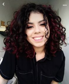 Hair Color Ideas For Brown Curly Hair, Red Streaks Curly Hair, Curly Hair Red Dye, Curly Hair Red Highlights, Cute Hair Dye Ideas For Curly Hair, Curly Dyed Hair, Highlights Curly Hair, Dip Dye Hair