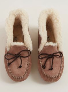 Womens Slippers Ugg, Brown Winter Slip-on Slippers, Casual Shearling Slip-on Slippers, Cozy Sheepskin Slip-on Slippers, Shearling Slip-on Slippers With Textured Footbed, Ugg Style Boots, Slippers Outfit, High Quality Boots, Ugg Style